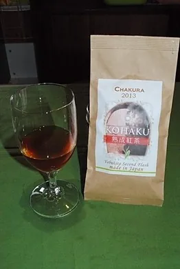 熟成和紅茶 KOHAKU とグラスに注いだ紅茶