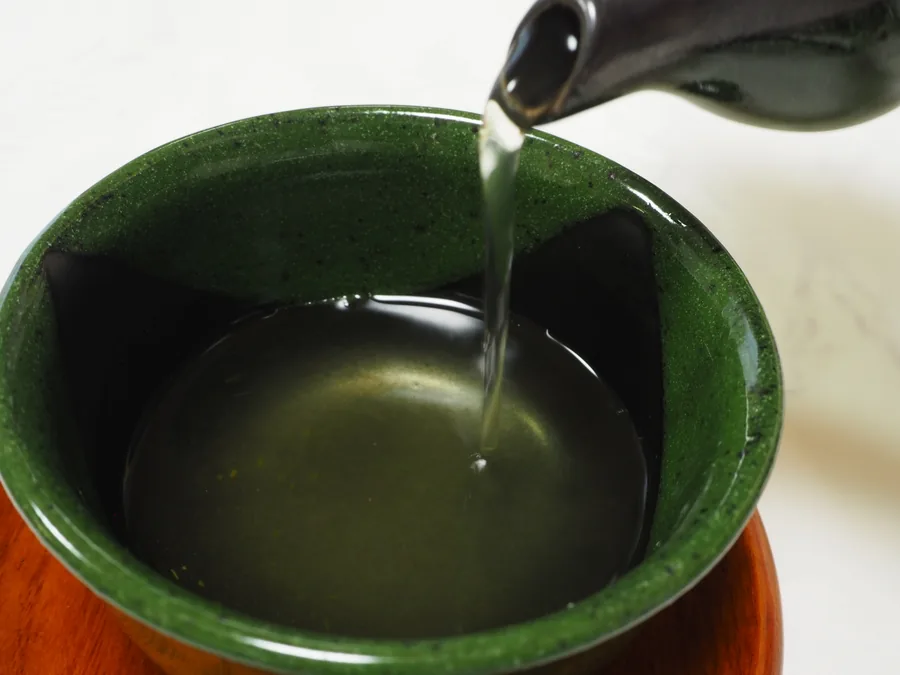 湯呑にお湯を注ぐところ