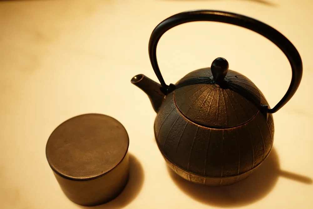 鉄瓶と茶筒