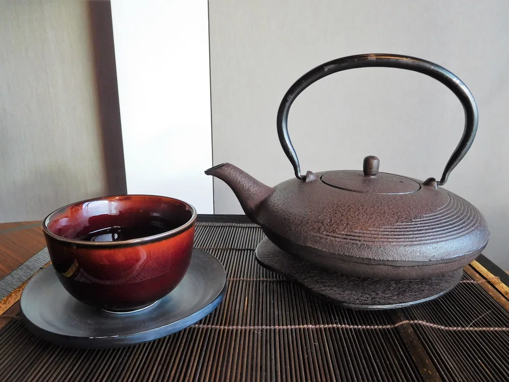 鉄瓶と、お茶の入った湯呑