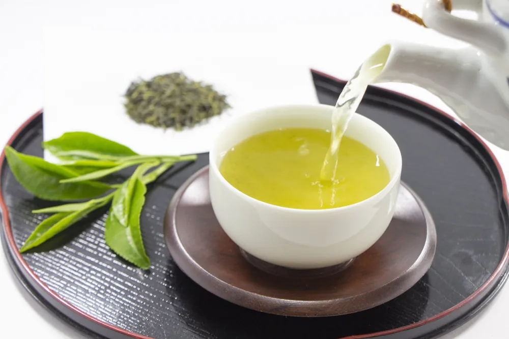湯呑にお茶を注ぐところ