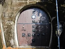 天然ワインセラーになっている古いトンネルの扉