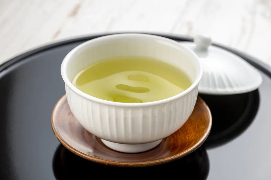 茶托にのせた湯呑